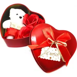 Caja en forma de corazón con oso pequeño