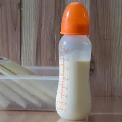 Pomo de leche con biberón para bebe