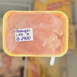 Bistec de pechuga de pollo. La libra en $1200