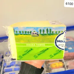 La mitad del Queso holandés de calidad.ROYAL