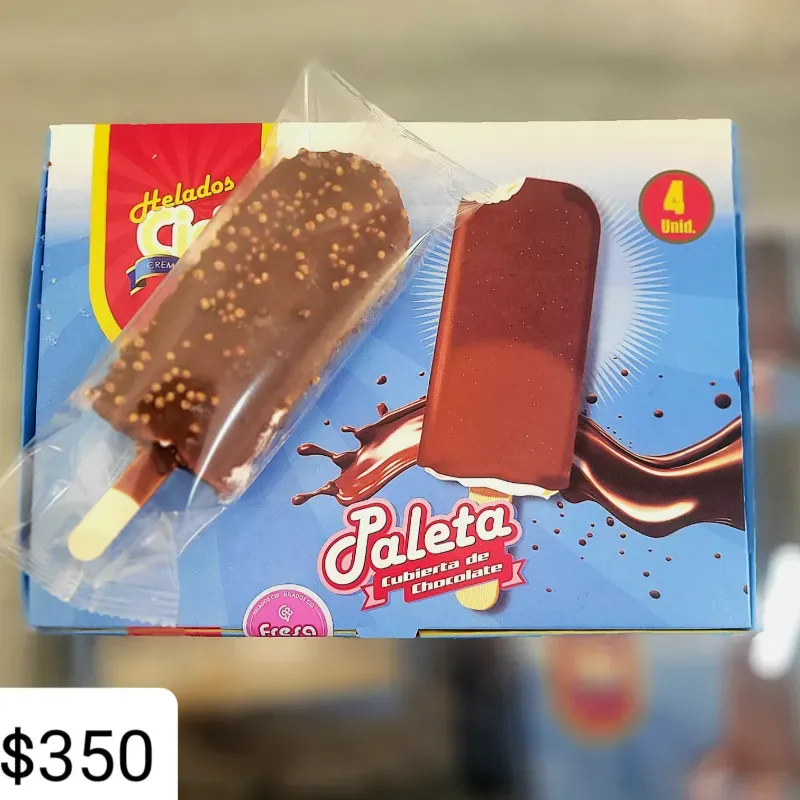 Paleticas de fresa con cubierta de chocolate 