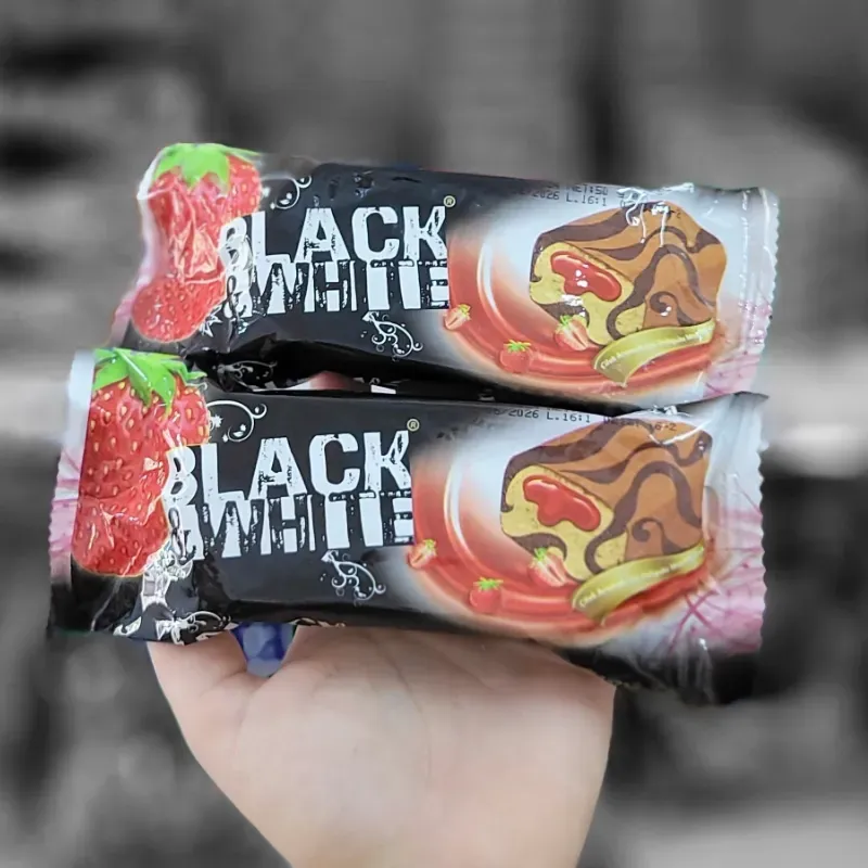 Panque mosaico con salsa de fresa .BLACK&WHITE
