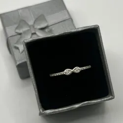 Anillo con símbolo de infinito