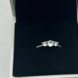 Anillo de 3 piedras