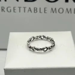 Anillo de corazón anudado
