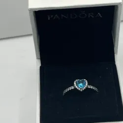 Anillo de corazón azul claro