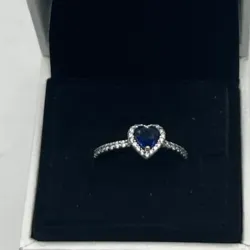 Anillo de corazón azul oscuro