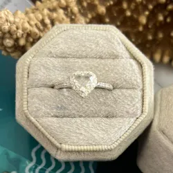 Anillo de corazón blanco
