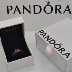 Anillo de corazón rojo