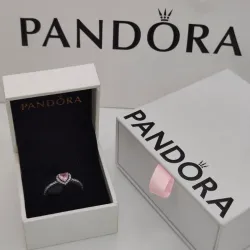 Anillo de corazón rosa