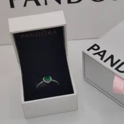 Anillo de corazón verde
