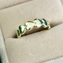 Anillo de corazones