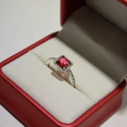 Anillo de cuadro rojo