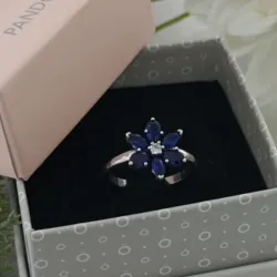 Anillo de flor azul