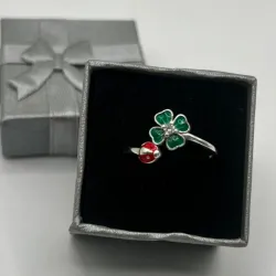 Anillo de mariquita y trébol