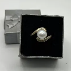 Anillo de perla blanca