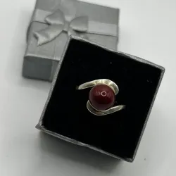 Anillo de perla roja