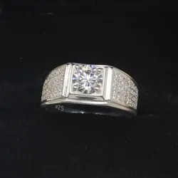 Anillo de piedra blanca