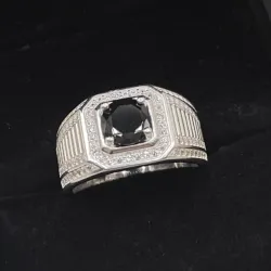 Anillo de piedra negra