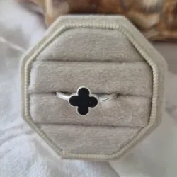 Anillo de trébol negro