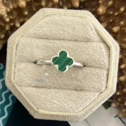 Anillo de trébol verde