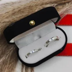 Anillos de compromiso de mujer y hombre