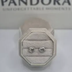 Aretes de corazón anudado