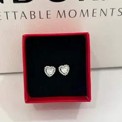 Aretes de corazón blanco