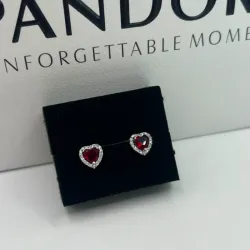 Aretes de corazón rojo