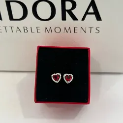Aretes de corazón rojo