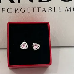 Aretes de corazón rosa