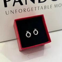 Aretes de logo Pandora