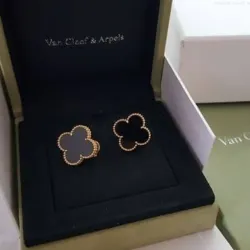 Aretes de trébol negro