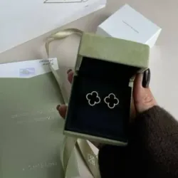Aretes de trébol negro