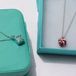 Cadena con dije de cajita de regalo