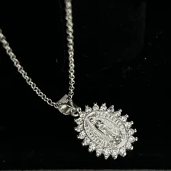 Cadena con dije de la Virgen del Cobre