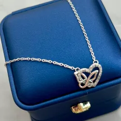 Cadena de corazón y mariposa