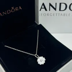 Cadena de flor blanca