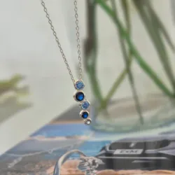 Cadena de piedritas azules