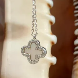 Cadena imitación Van Cleef de trébol blanco con piedritas