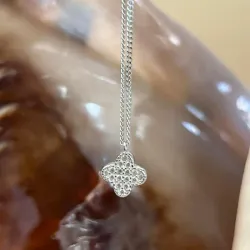 Cadena imitación Van Cleef de trébol de piedritas
