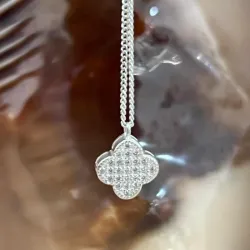 Cadena imitación Van Cleef de trébol de piedritas