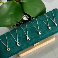 Cadenas con dijes de letras