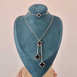 Collar de tréboles colgantes