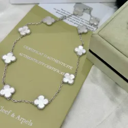 Collar de varios tréboles