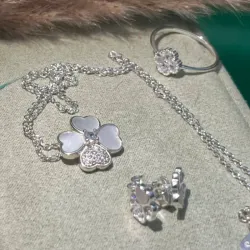 Conjunto con diseño de flor