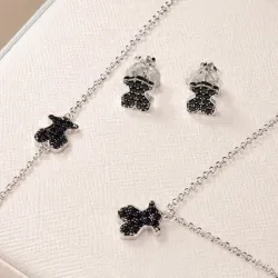 Conjunto con piedritas negras