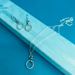 Conjunto de corazón anudado