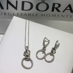 Conjunto de corazón anudado