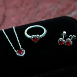Conjunto de corazón rojo